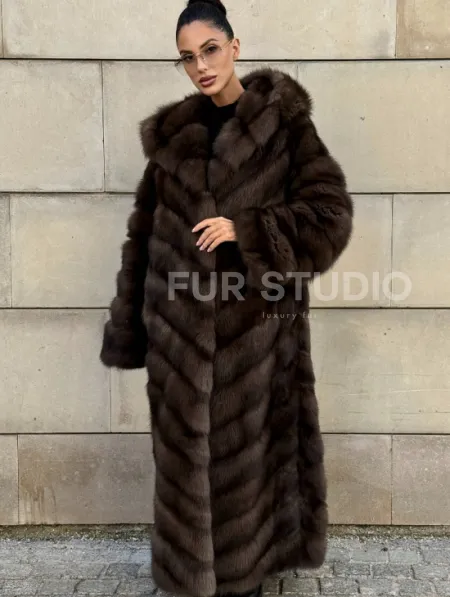 Удлиненная шуба из меха куницы с капюшоном - фото 12