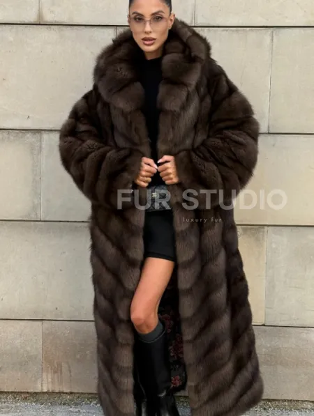 Удлиненная шуба из меха куницы с капюшоном - фото 6