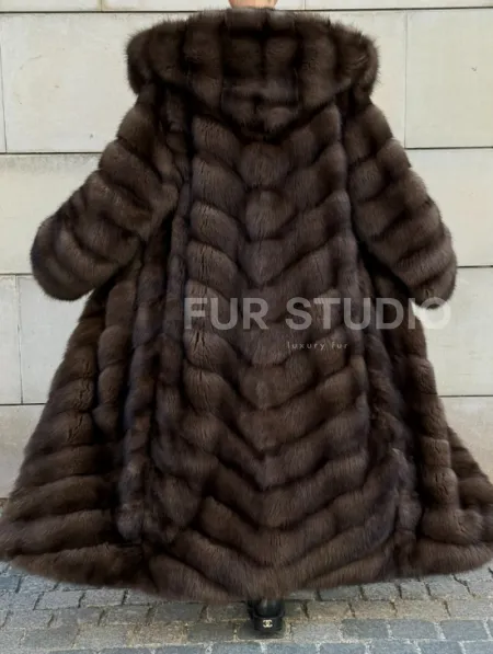 Удлиненная шуба из меха куницы с капюшоном - фото 5