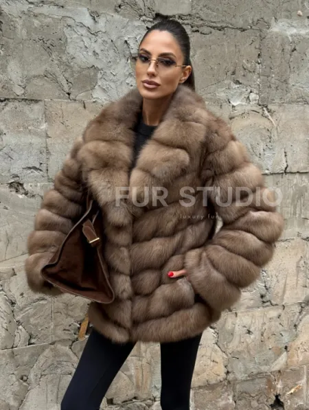 Полушубок из меха куницы пастель английский воротник - фото 8