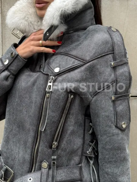 Стильная косуха-дубленка Vintage Grey с воротником из меха песца со шнуровкой на спине - фото 1