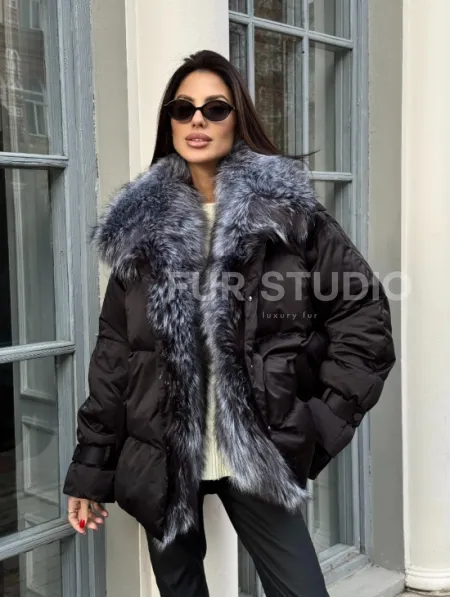 Модный пуховик в стиле Oversize с натуральным мехом чернобурки - фото 0