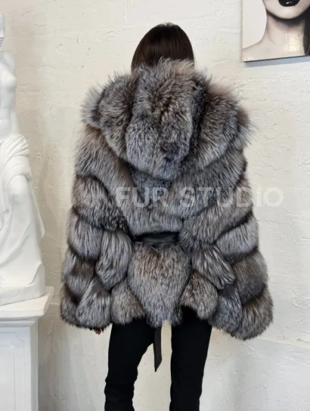 Полушубок с капюшоном из натурального меха лисы чернобурки с поясом - фото 5