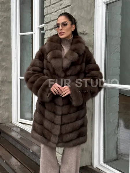 Шуба из меха куницы средней длины цвет темный соболь - фото 6