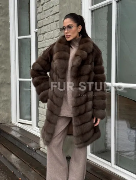 Шуба из меха куницы средней длины цвет темный соболь - фото 9