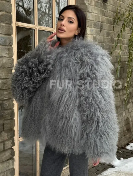 Шуба из меха ламы серого цвета - фото 5