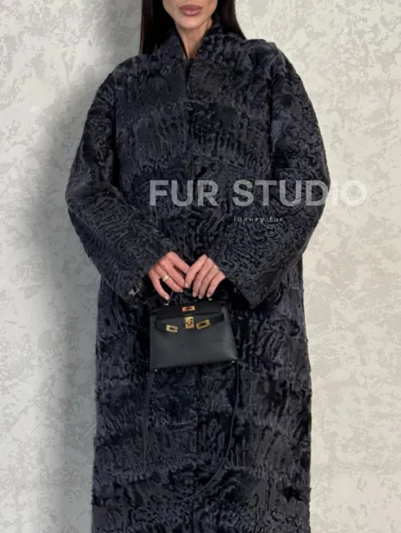 Длинная шуба из каракуля в цвете графит - фото 2