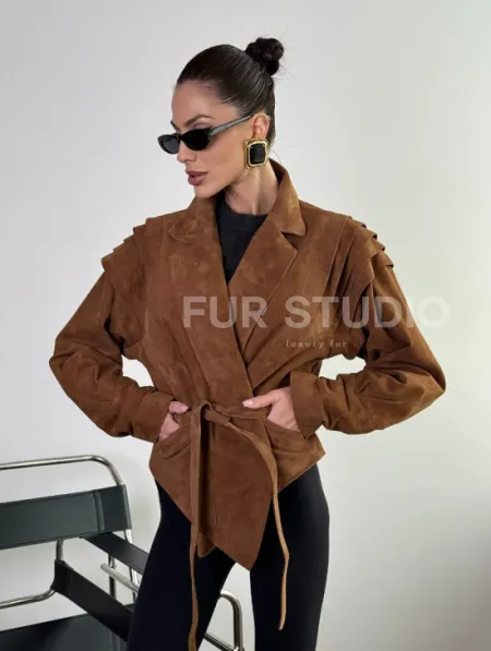 Модная приталенная куртка с плечиками - крылышками из замши Camel - фото 0