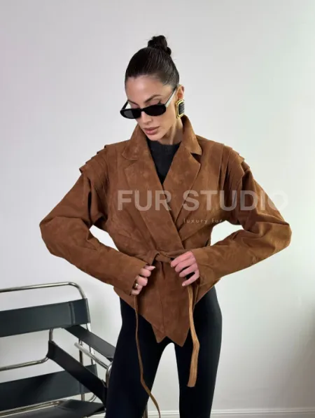 Модная приталенная куртка с плечиками - крылышками из замши Camel - фото 8