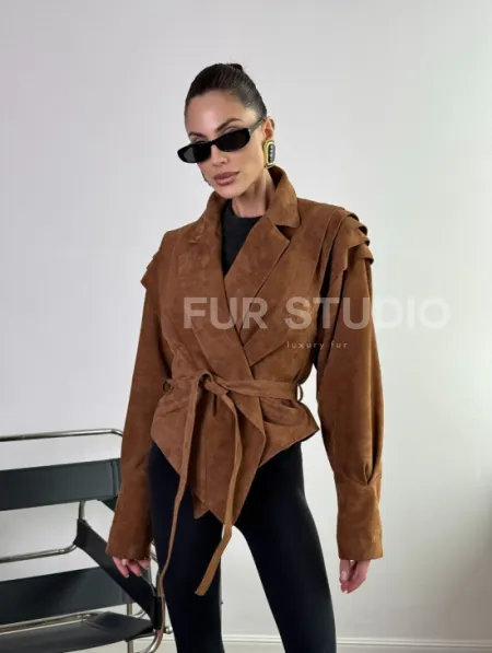 Модная приталенная куртка с плечиками - крылышками из замши Camel - фото 7