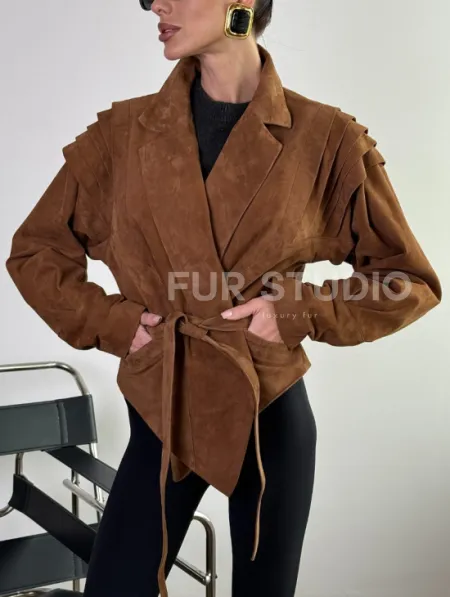 Модная приталенная куртка с плечиками - крылышками из замши Camel - фото 2