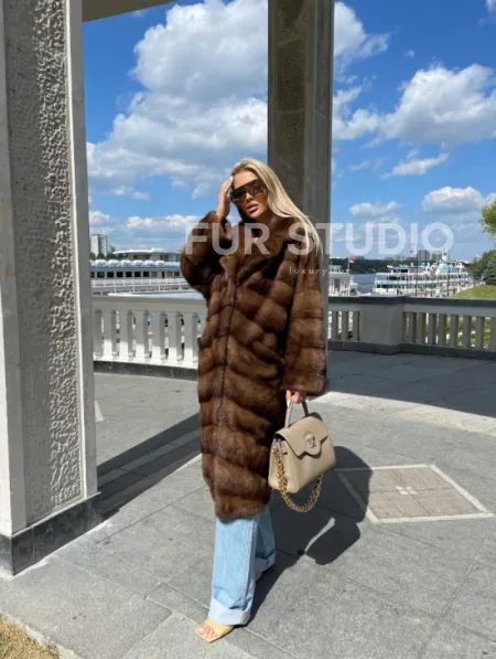 Удлиненная норковая шуба в цвете соболь - фото 4