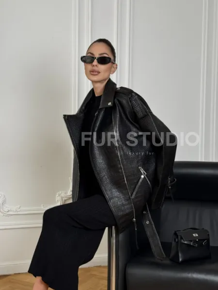 Total black удлиненная женская косуха из натуральной кожи CROCO с косой застежкой-молнией - фото 10