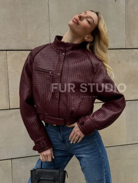 Бомбер женский из натуральной плетеной кожи - Burgundy цвет - фото 7