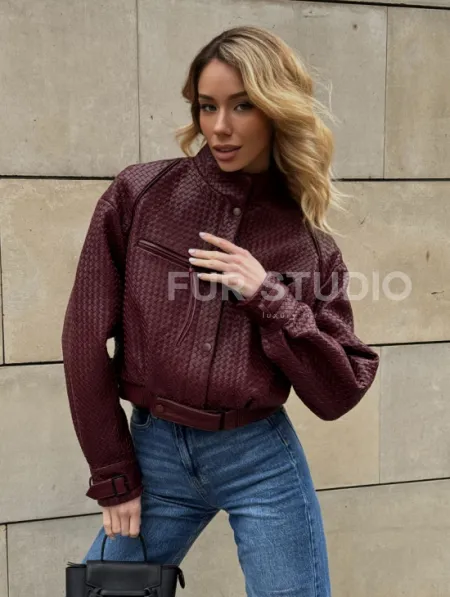 Бомбер женский из натуральной плетеной кожи - Burgundy цвет - фото 5