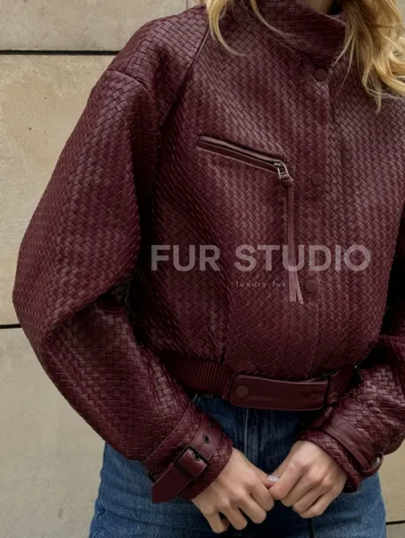 Бомбер женский из натуральной плетеной кожи - Burgundy цвет - фото 1