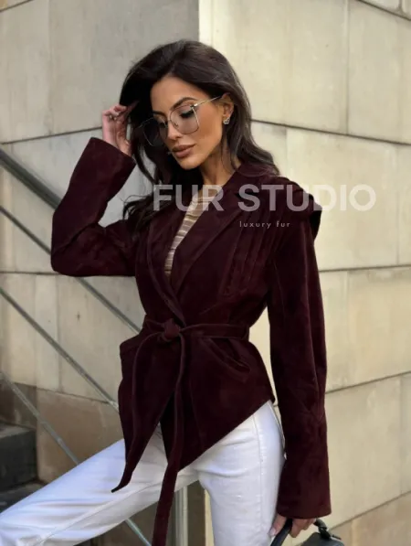 Модная приталенная куртка с плечами в стиле 90-х - фото 11