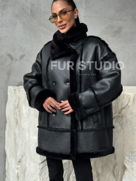 Черная современная дубленка - фото 4