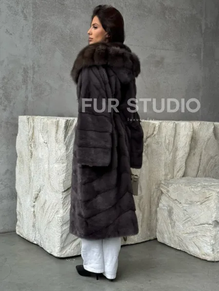 Шуба норковая графитовый ирис с капюшоном куницы - фото 5
