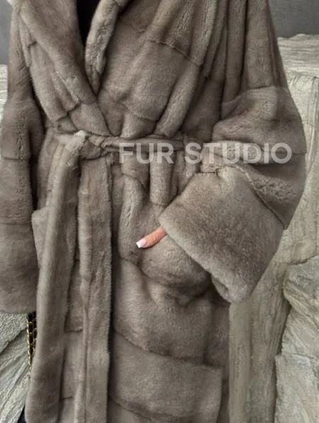 Удлинённая норковая шуба с поясом - фото 1