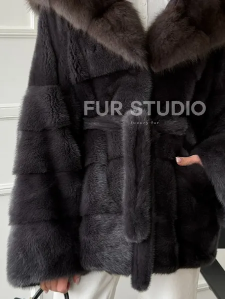 Графитовая шуба с капюшоном из куницы - фото 2