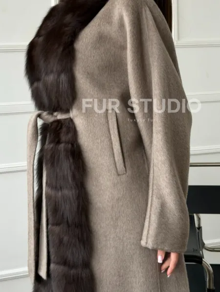 Длинное пальто с мехом финского песца - фото 1
