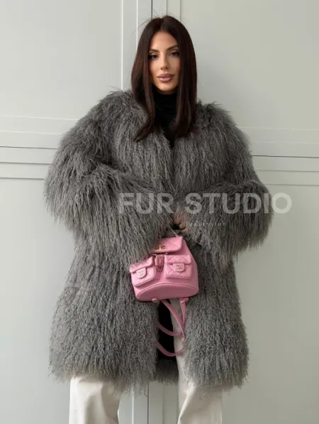 Удлиненная серая шуба из ламы - фото 10
