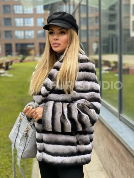 Укороченная шиншилловая шуба из меха орилага - фото 1