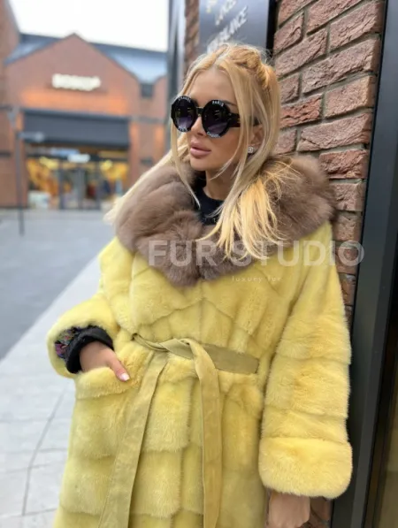 Шуба из плюшевой норки с капюшоном из меха куницы в лимонном цвете - фото 2
