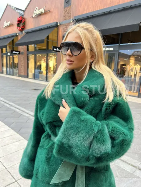 Короткая шуба из меха норки Velvet в изумрудном цвете - фото 1