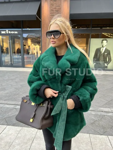 Короткая шуба из меха норки Velvet в изумрудном цвете - фото 0