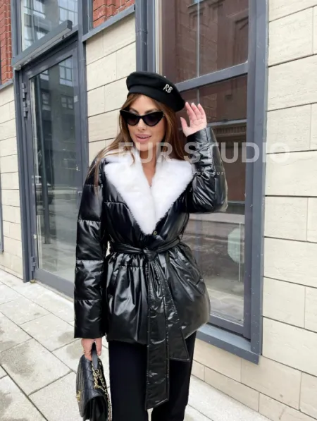 Пуховик с мехом белой норки в черном цвете - фото 2