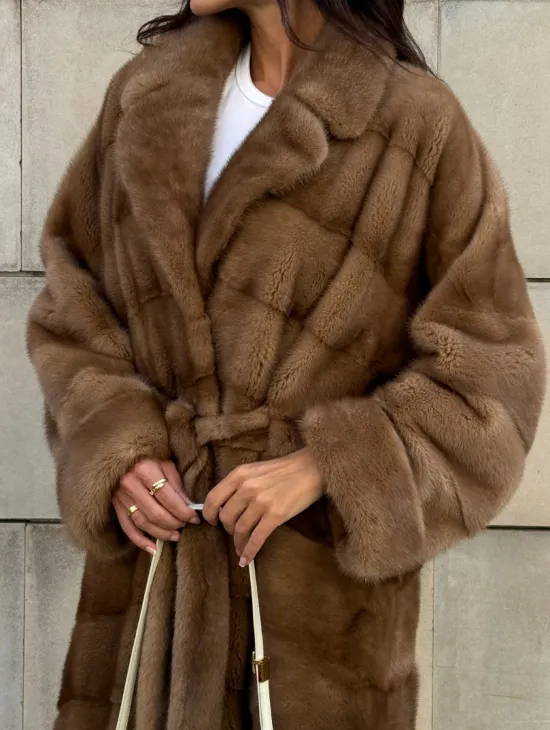 Шуба из меха аукционной норки Vintage Gold с меховым поясом - фото 4