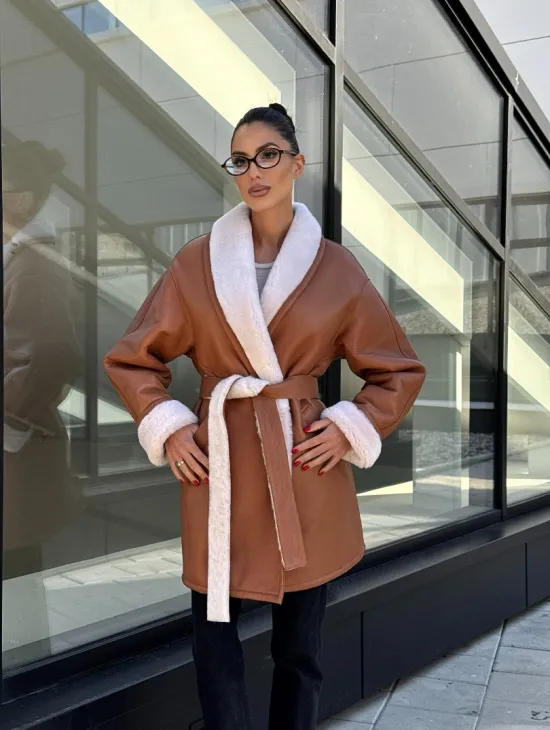 Женская дублёнка на запах с поясом - цвет кэмел - фото 13