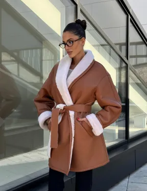 Женская дублёнка на запах с поясом - цвет кэмел - фото 10