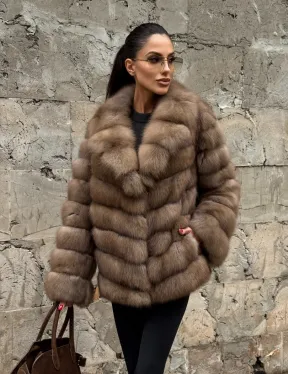 Полушубок из меха куницы пастель английский воротник - фото 10