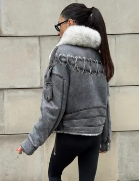 Стильная косуха-дубленка Vintage Grey с воротником из меха песца со шнуровкой на спине - фото 8