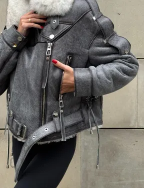 Стильная косуха-дубленка Vintage Grey с воротником из меха песца со шнуровкой на спине - фото 5