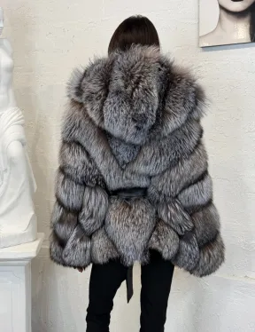 Полушубок с капюшоном из натурального меха лисы чернобурки с поясом - фото 5