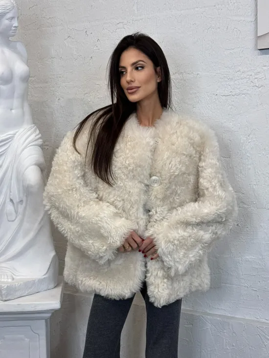 Жакет женский из натуральной овчины с круглым вырезом и накладными карманами - фото 7