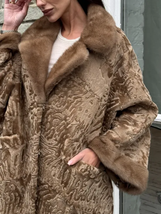 Женская шуба из меха каракуля GOLD кимоно паркет английский воротник - фото 1