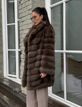 Шуба из меха куницы средней длины цвет темный соболь - фото 8