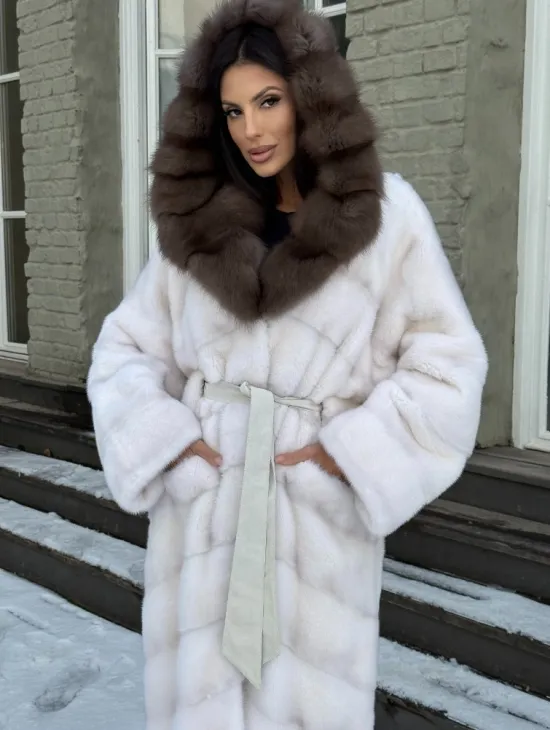 Белая длинная норковая шуба с капюшоном из натуральной куницы - фото 3
