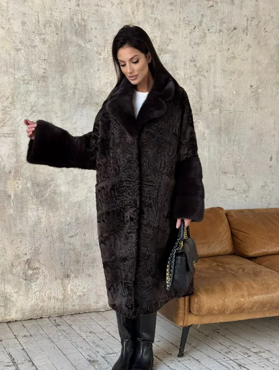 Женская шуба из натурального меха каракульчи с отделкой из норки - фото 8