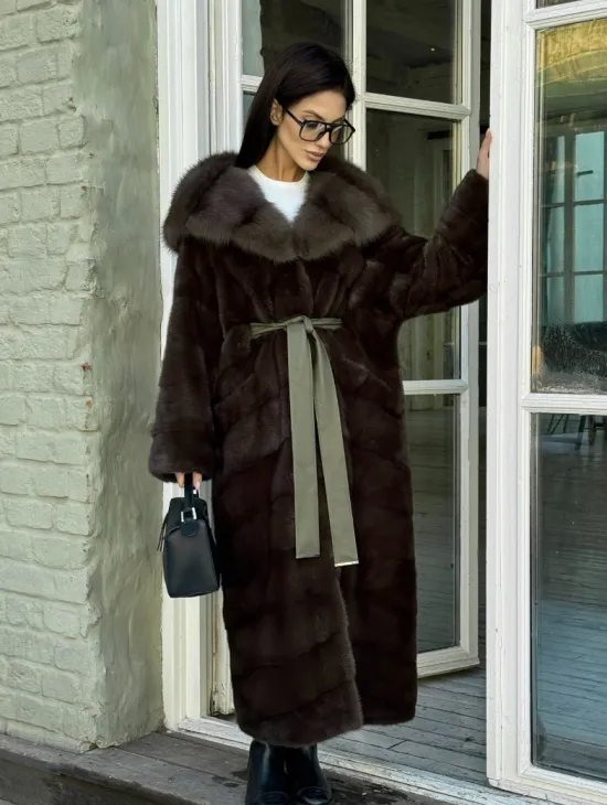 Длинная норковая шуба с капюшоном из меха куницы - цвет темный хаки - фото 7