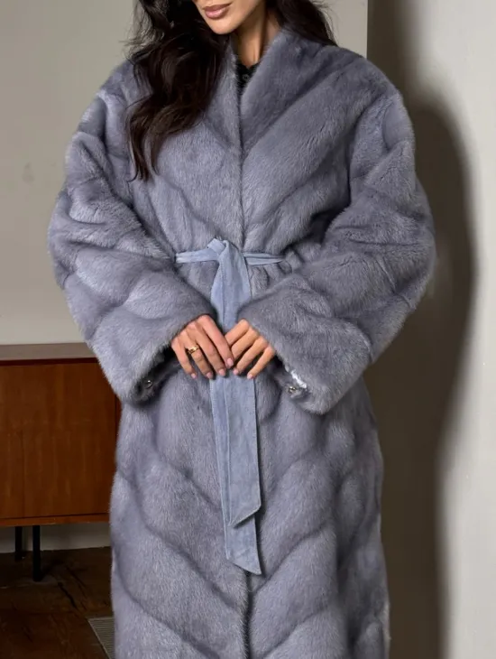 Модная женская шуба из меха норки с V-образным воротником - фото 1