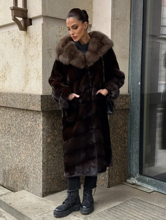 Удлиненная норковая шуба с капюшоном куница, цвет горький шоколад - фото 8
