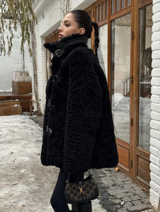 Черная дубленка средней длины из овчины тиградо 