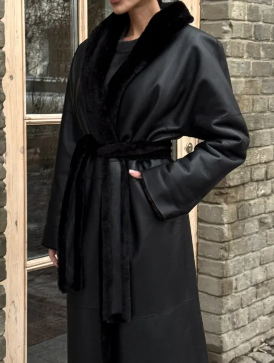 Двусторонняя модная дублёнка на запах из меха мериноса - фото 1