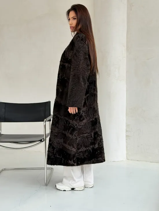 Шуба длинная из меха каракульчи в натурально-коричневом цвете - фото 4